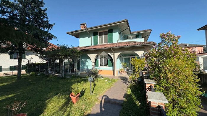 Casa con 10 locali in vendita in Via Gramsci, Pozzolo Formigaro