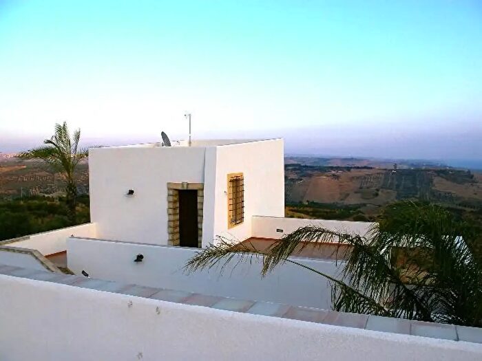 Casa con 8 locali in vendita in Cda Salinella, Sciacca