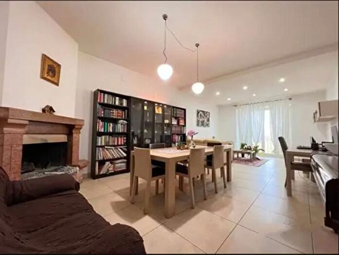 Appartamento con 6 locali in vendita in Via Passignano, Lenola