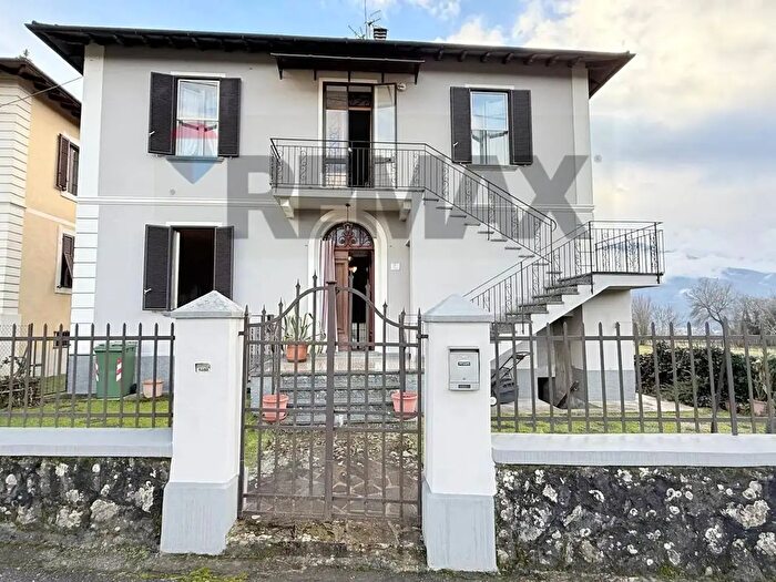 Casa con 13 locali in vendita in Barga
