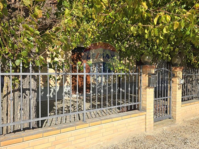 Casa con 7 locali in vendita in Treia