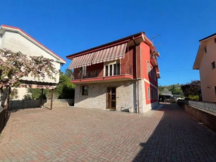 Casa con 6 locali in vendita in Viale Italia, Canelli