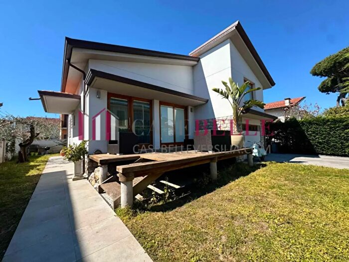 Casa con 5 locali in vendita in Camaiore