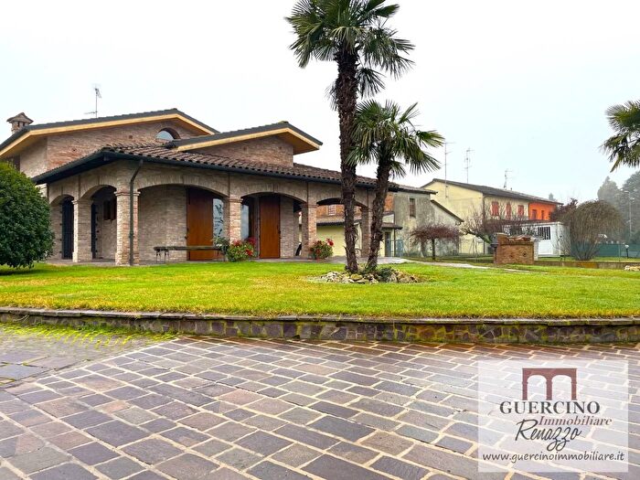 Casa con 6 locali in vendita in Via Correggio Cento, Cento