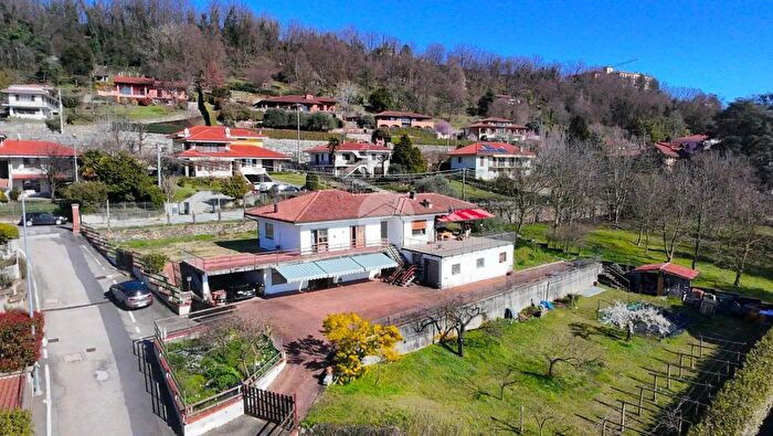Casa con 8 locali in vendita in Via Marucca, Burolo