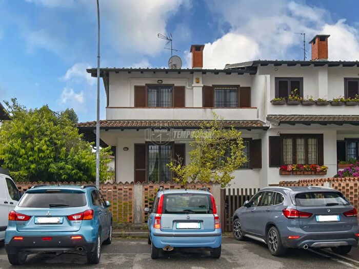 Casa quadrilocale in vendita in Via Gianlorenzo Bernini, Assago