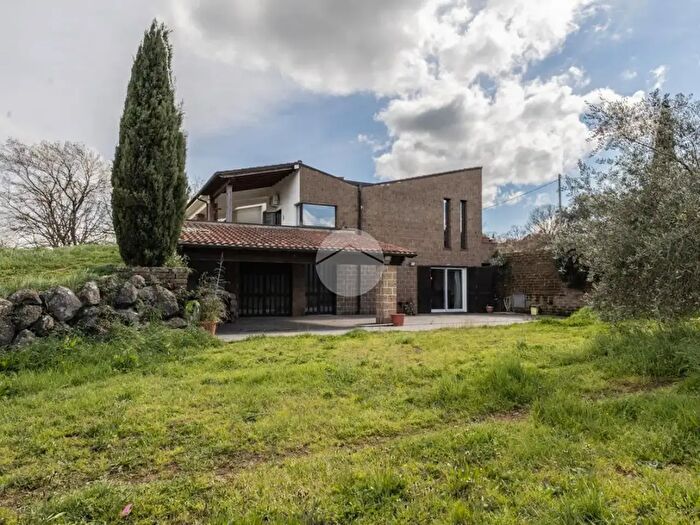 Casa con 10 locali in vendita in Via Giuseppe Belloni, Monterosi