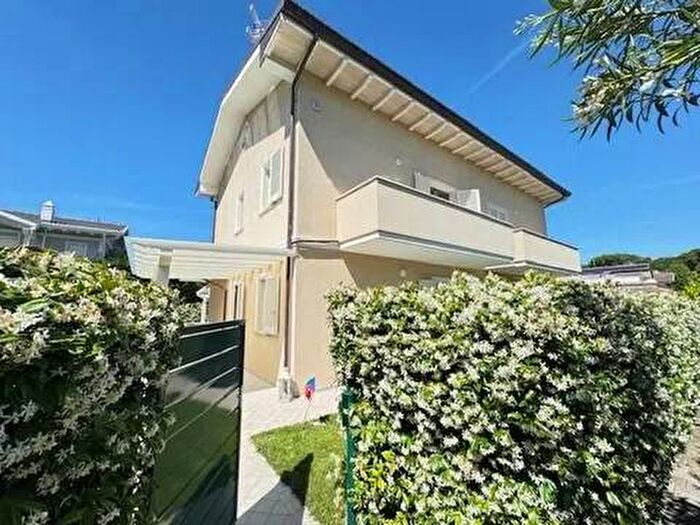 Casa con 6 locali in affitto in Via Santocchi M, Caranna, Forte dei Marmi