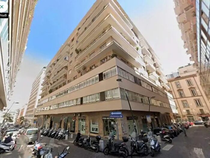 Appartamento con 6 locali in vendita in Napoli