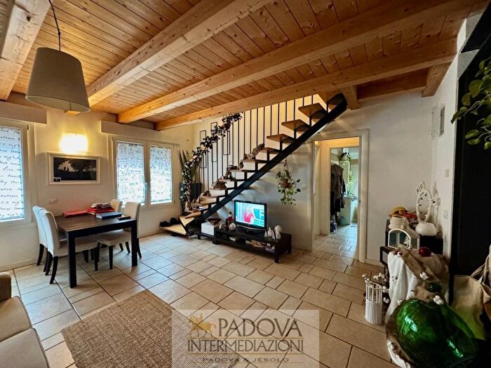 Appartamento quadrilocale in affitto in Viale Felice Cavallotti, Madonna Pellegrina, Padova