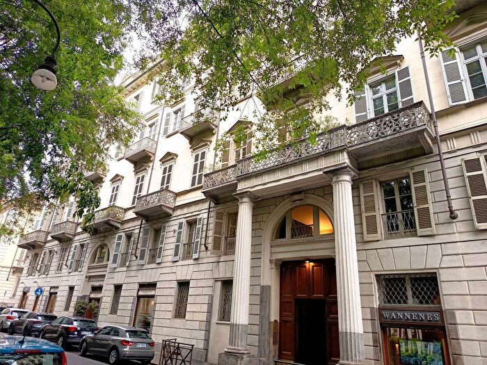Appartamento bilocale in affitto in Via della Rocca, Torino