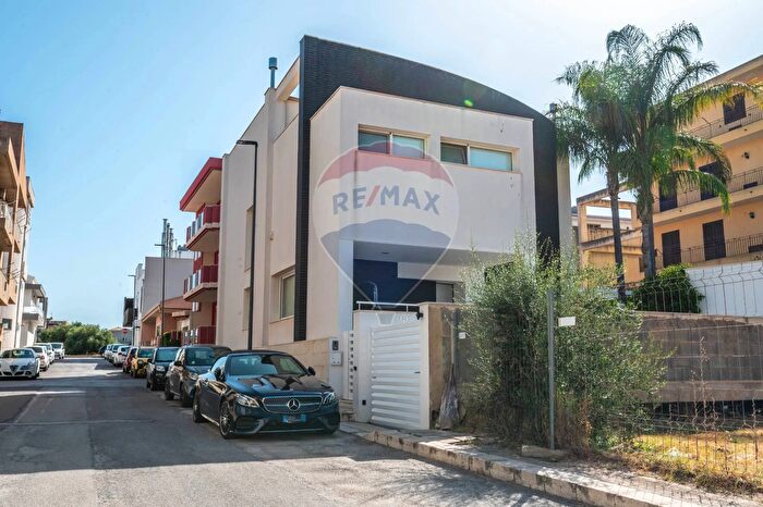 Casa con 10 locali in vendita in Via degli Abeti, Comiso