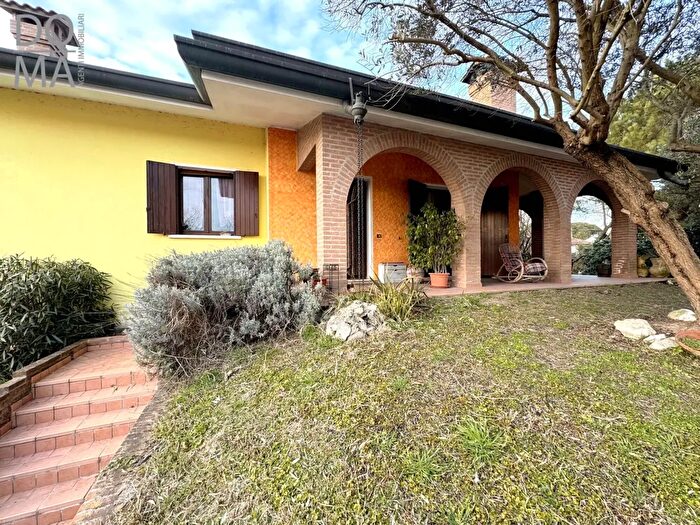 Casa con 5 locali in vendita in Porto Viro