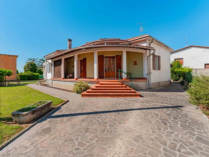 Casa con 6 locali in vendita in Borgo Virgilio