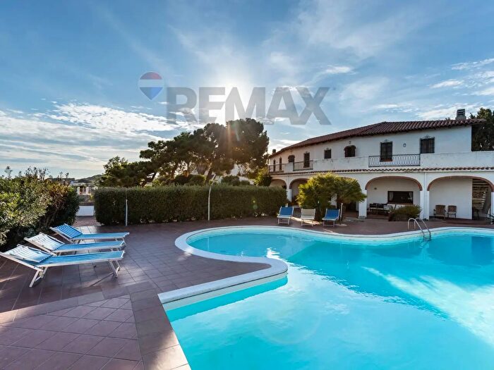 Casa con 7 locali in vendita in Sarroch