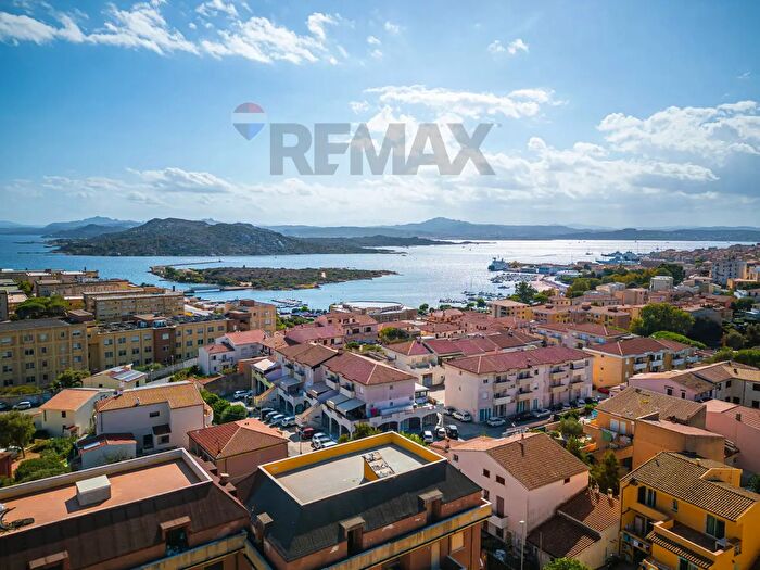 Appartamento con 7 locali in vendita in Via Santa Teresa di Gallura, La Maddalena