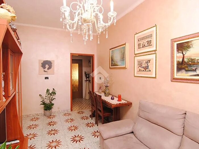 Appartamento trilocale in vendita in Via Borgomanero, Torino
