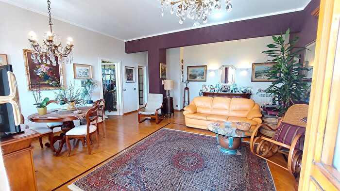 Appartamento trilocale in vendita in Via Domenico Chiodo, Genova