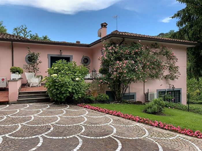 Casa con 11 locali in vendita in Via Tiberina, Riano