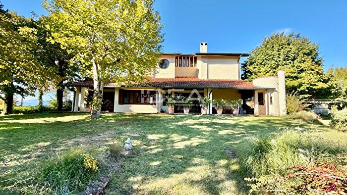 Casa con 12 locali in vendita in Via Corte Mei, Capannori