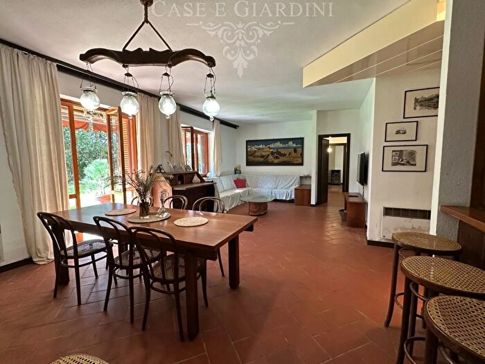 Appartamento con 8 locali in vendita in Viareggio