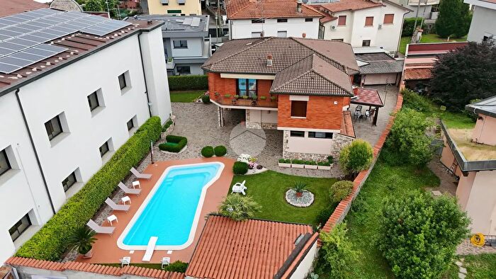 Casa con 6 locali in vendita in Via Alexander Fleming, Pontoglio