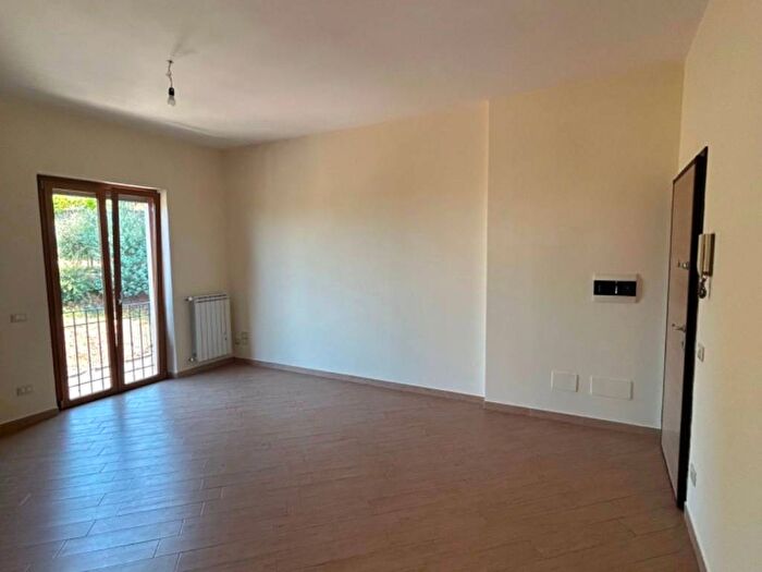 Appartamento trilocale in affitto in Via Santa Chiara, Centro, Colonna