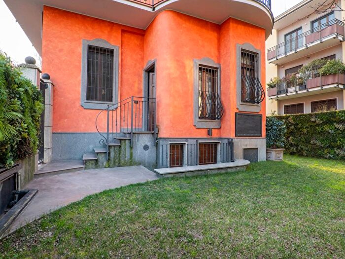 Casa con 6 locali in affitto in Via Monte Rosa, Monte Rosa Lotto, Milano