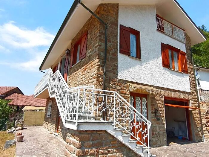 Casa con 6 locali in vendita in Via Scarrone, Serole