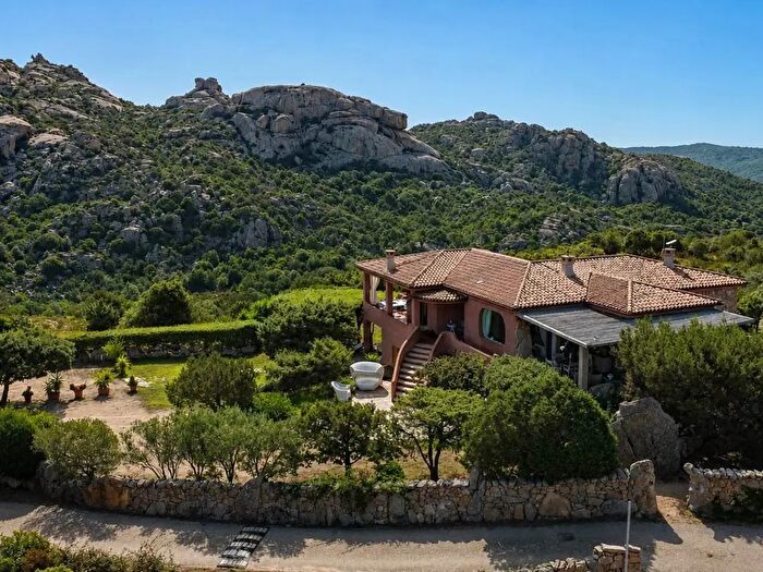 Casa con 11 locali in vendita in Via Lu Lisandru, Arzachena