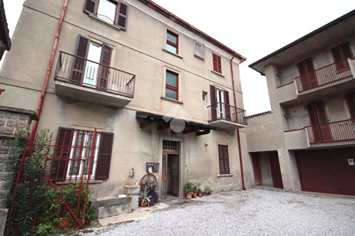 Appartamento quadrilocale in vendita in Via Dante Alighieri, Barzago