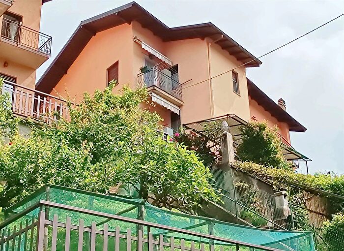 Casa con 6 locali in vendita in Armeno, Armeno