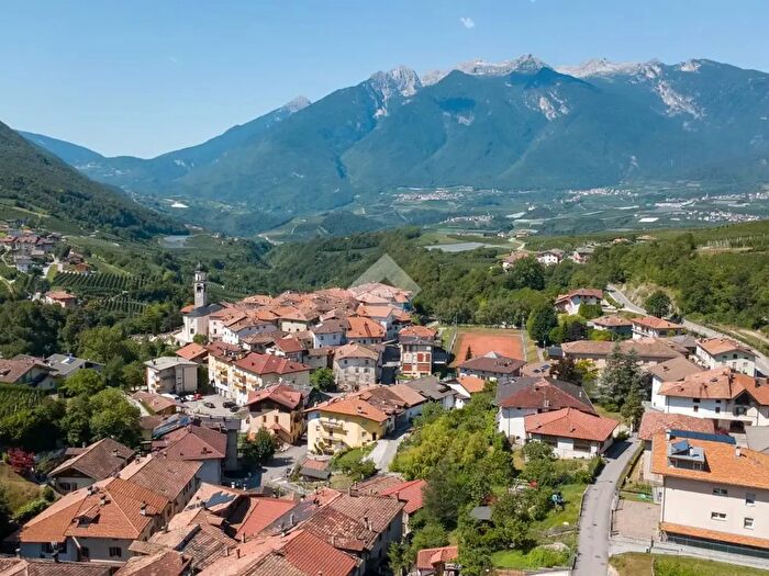 Casa con 6 locali in vendita in Via Chini, Ton