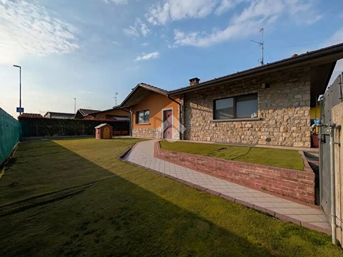 Casa trilocale in vendita in Via Alessandro Volta, Cavernago