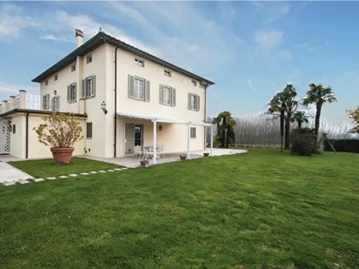 Casa con 6 locali in affitto in Via della Chiesa di Monte San Quirico, Lucca