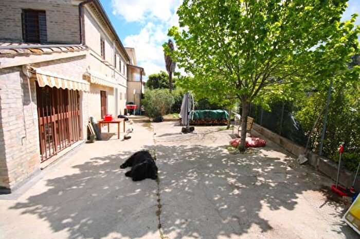 Casa con 5 locali in vendita in Contrada Acquesalate, Macerata