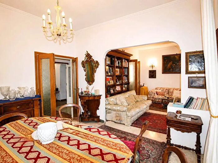 Appartamento con 6 locali in vendita in Firenze