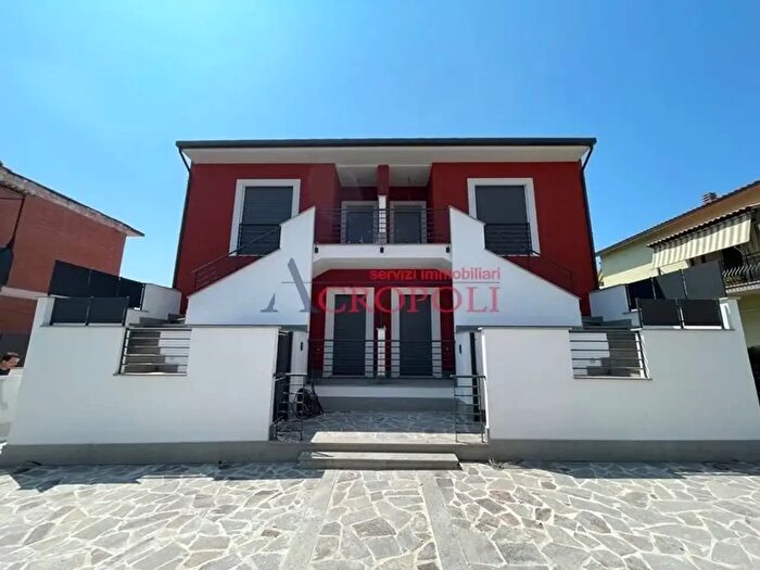 Appartamento trilocale in vendita in Vicolo Anguillarese, Roma