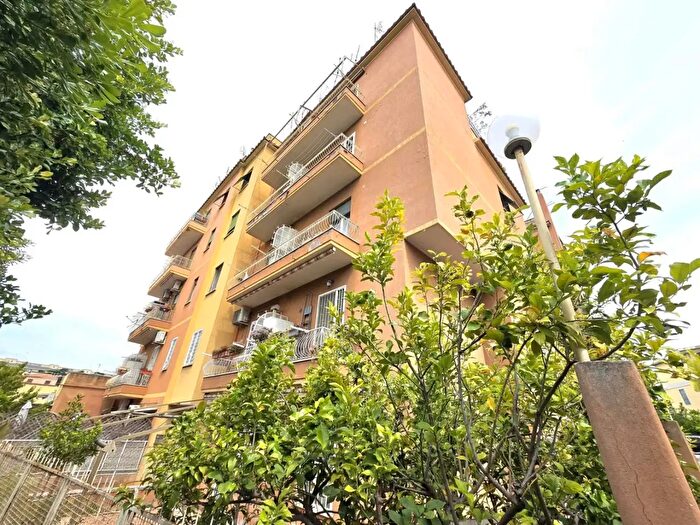 Appartamento trilocale in vendita in Via Ceprano, Roma
