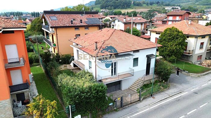 Casa quadrilocale in vendita in Via Adige, Scanzorosciate