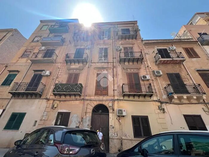 Appartamento quadrilocale in vendita in Via Re Manfredi, Palermo