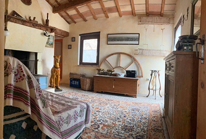 Casa con 5 locali in vendita in Belvedere Ostrense