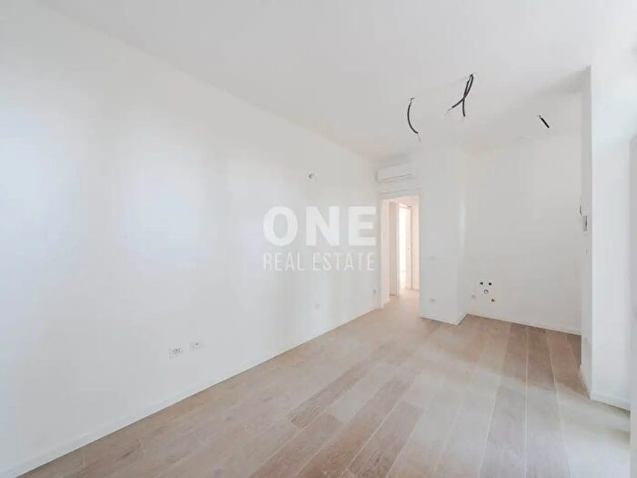 Appartamento trilocale in vendita in Via Creta, Milano