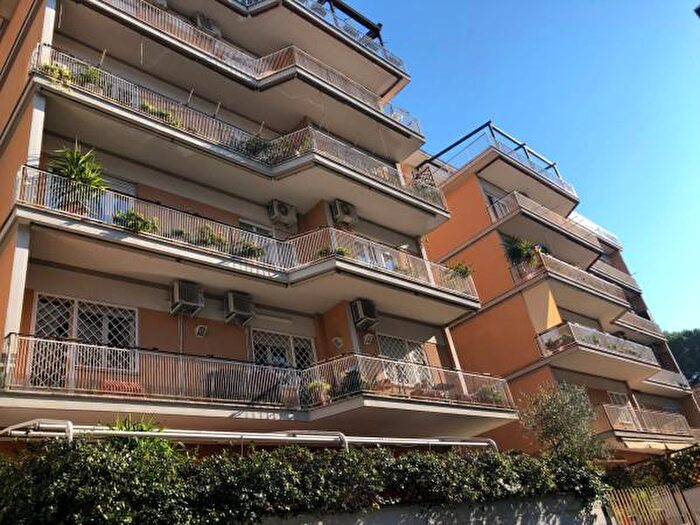 Appartamento quadrilocale in vendita in Clivo di Cinna, Roma