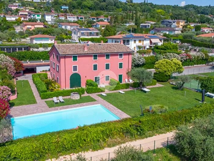 Appartamento trilocale in vendita in Via degli Iris, Bardolino
