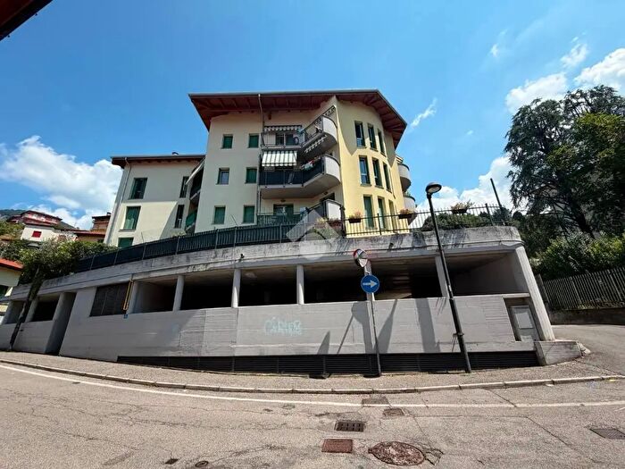 Appartamento trilocale in vendita in Via Fratelli Calvi, Calolziocorte