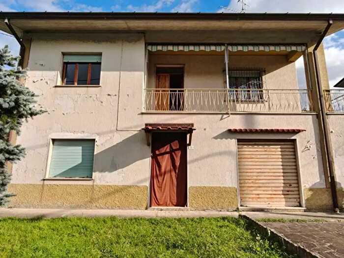 Casa con 6 locali in vendita in Aulla