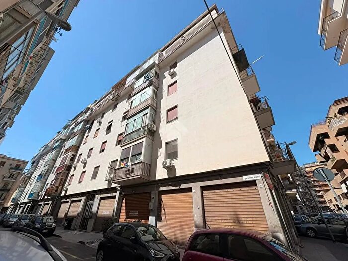 Appartamento trilocale in vendita in Via Geronimo Branci, Palermo