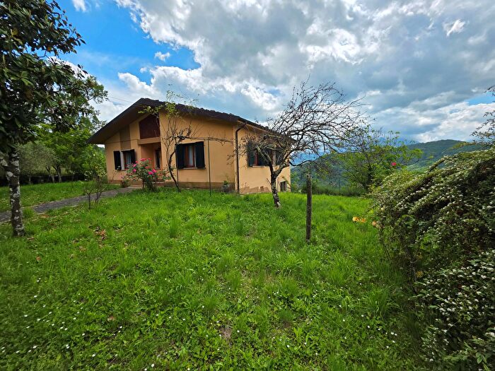 Casa con 7 locali in vendita in Via Raffaelli, Fosciandora