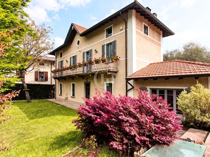 Casa con 7 locali in vendita in Corte Franca